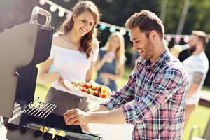 vrienden hebben barbecue partij in achtertuin foto