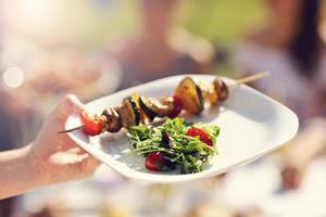 vrienden hebben barbecue partij in achtertuin foto