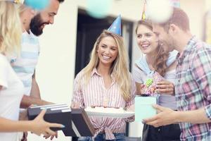 groep van vrienden hebben pret Bij verjaardag partij foto