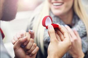 volwassen Mens geven verloving ring naar mooi vrouw foto
