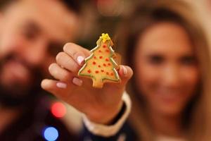 familie voorbereidende werkzaamheden voor Kerstmis foto