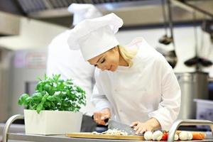 bezig koks Bij werk in de restaurant keuken foto