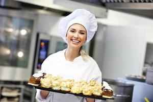 drukke chef aan het werk in de restaurantkeuken foto