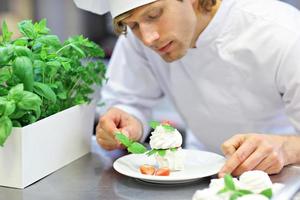 drukke chef aan het werk in de restaurantkeuken foto