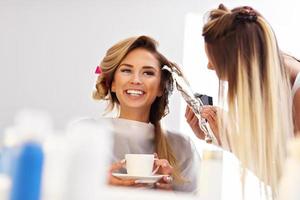 volwassen vrouw Bij de haar- salon foto