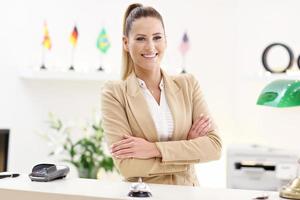 gelukkig receptioniste werken in hotel foto