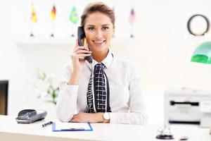 gelukkig receptioniste werken in hotel foto