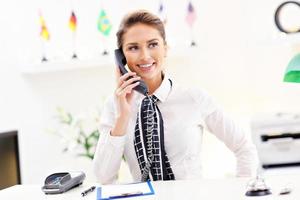 gelukkig receptioniste werken in hotel foto