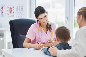 weinig jongen hebben medisch examen door kinderarts foto