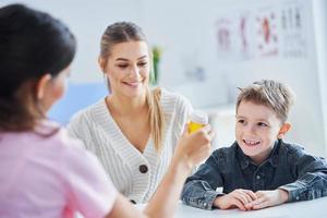 weinig jongen hebben medisch examen door kinderarts foto