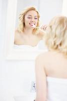 vrouw tanden poetsen foto