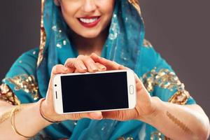 Arabisch vrouw Holding smartphone foto