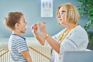 kinderarts dokter onderzoeken weinig kinderen in kliniek foto