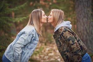 twee meisje vrienden of lgnt paar in hout foto