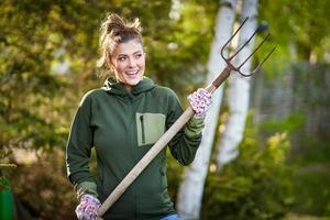 afbeelding van vrouw werken met gereedschap in de tuin foto