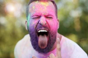 groep van vrienden hebben pret Bij kleur festival foto