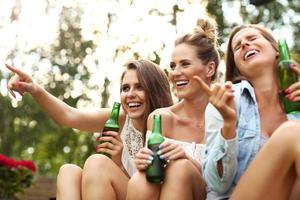 gelukkig groep van vrienden drinken bier buitenshuis foto