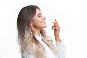 mooi volwassen vrouw portret. studio schot, geïsoleerd Aan wit achtergrond foto