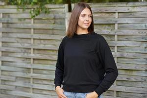 jong vrouw in zwart blouse foto