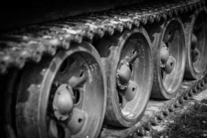 detail geschoten met oude tank tracks en wielen foto