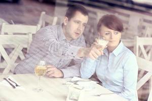 jong stel in een café foto