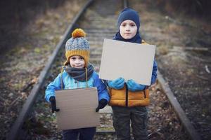 afbeelding van een kind met een veel van liefde en vredig bericht foto