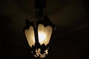 lamp in donker. licht bron. oud kroonluchter. foto