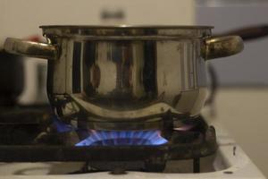 pot is Aan brand. gas- in keuken. Koken Bij huis. gas- fornuis voor verwarming borden. foto