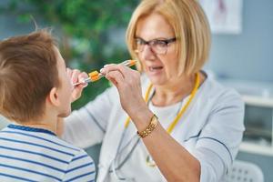 kinderarts dokter onderzoeken weinig kinderen in kliniek foto