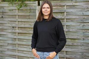 jong vrouw in zwart blouse foto