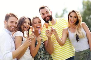 groep van vrienden aan het eten ijsje buitenshuis foto
