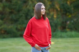 jong vrouw in rood blouse foto