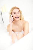 vrouw pratend Aan telefoon wanneer nemen een bad foto