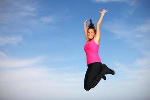 mooi jong vrouw jumping foto