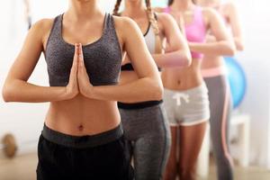 portret van vrouw groep beoefenen yoga foto