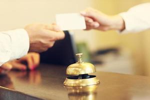 gasten krijgen sleutel kaart in hotel foto