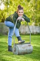 vrouw werken met gazon rol in de tuin foto