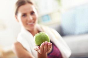 fit vrouw aan het eten wortel Bij huis foto