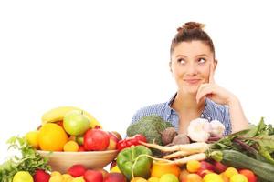 gelukkig vrouw met groenten en fruit foto