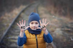 afbeelding van een kind met een veel van liefde en vredig bericht foto