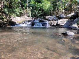 waterval in stroom foto