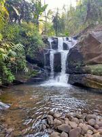 waterval in stroom foto