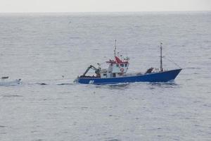 visvangst vaartuig terugkeren van visvangst in de middellandse Zee zee. foto