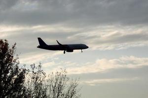 vliegtuig nemen uit van of landen Bij een luchthaven foto