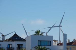 modern windmolens voor groen en schoon energie generatie foto