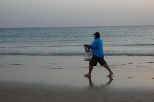 strand kust vissen, traditioneel visvangst net zo een hobby foto