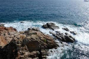 rotsen en zee in de Catalaans costa bravoure, middellandse Zee zee, blauw zee foto