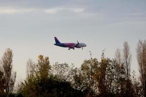 vliegtuig nemen uit van of landen Bij een luchthaven foto