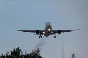 vliegtuig nemen uit van of landen Bij een luchthaven foto