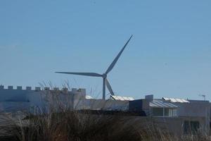 modern windmolens voor groen en schoon energie generatie foto